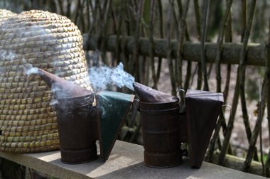 Geleneksel kubbe şeklinde örülmüş arı kovanları. Ders için kopya alanı olan geleneksel bir kubbeli arı kovanı. Saman kovanından yapılmış eski tip arı kovanı..