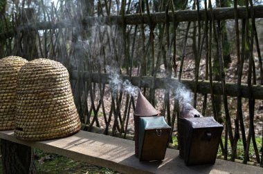 Geleneksel kubbe şeklinde örülmüş arı kovanları. Ders için kopya alanı olan geleneksel bir kubbeli arı kovanı. Saman kovanından yapılmış eski tip arı kovanı..