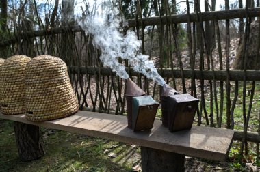 Geleneksel kubbe şeklinde örülmüş arı kovanları. Ders için kopya alanı olan geleneksel bir kubbeli arı kovanı. Saman kovanından yapılmış eski tip arı kovanı..