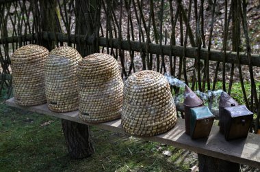 Geleneksel kubbe şeklinde örülmüş arı kovanları. Ders için kopya alanı olan geleneksel bir kubbeli arı kovanı. Saman kovanından yapılmış eski tip arı kovanı..