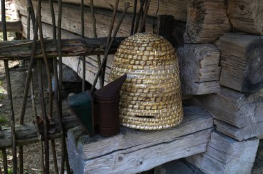 Geleneksel kubbe şeklinde örülmüş arı kovanları. Ders için kopya alanı olan geleneksel bir kubbeli arı kovanı. Saman kovanından yapılmış eski tip arı kovanı..