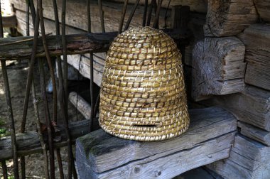 Geleneksel kubbe şeklinde örülmüş arı kovanları. Ders için kopya alanı olan geleneksel bir kubbeli arı kovanı. Saman kovanından yapılmış eski tip arı kovanı..