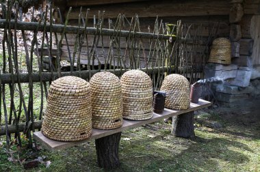 Geleneksel kubbe şeklinde örülmüş arı kovanları. Ders için kopya alanı olan geleneksel bir kubbeli arı kovanı. Saman kovanından yapılmış eski tip arı kovanı..