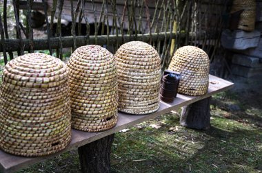 Geleneksel kubbe şeklinde örülmüş arı kovanları. Ders için kopya alanı olan geleneksel bir kubbeli arı kovanı. Saman kovanından yapılmış eski tip arı kovanı..