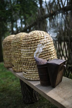 Geleneksel kubbe şeklinde örülmüş arı kovanları. Ders için kopya alanı olan geleneksel bir kubbeli arı kovanı. Saman kovanından yapılmış eski tip arı kovanı..