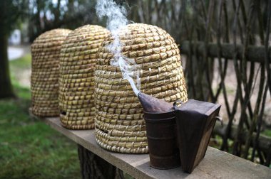 Geleneksel kubbe şeklinde örülmüş arı kovanları. Ders için kopya alanı olan geleneksel bir kubbeli arı kovanı. Saman kovanından yapılmış eski tip arı kovanı..