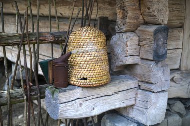 Geleneksel kubbe şeklinde örülmüş arı kovanları. Ders için kopya alanı olan geleneksel bir kubbeli arı kovanı. Saman kovanından yapılmış eski tip arı kovanı..