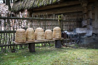 Geleneksel kubbe şeklinde örülmüş arı kovanları. Ders için kopya alanı olan geleneksel bir kubbeli arı kovanı. Saman kovanından yapılmış eski tip arı kovanı..