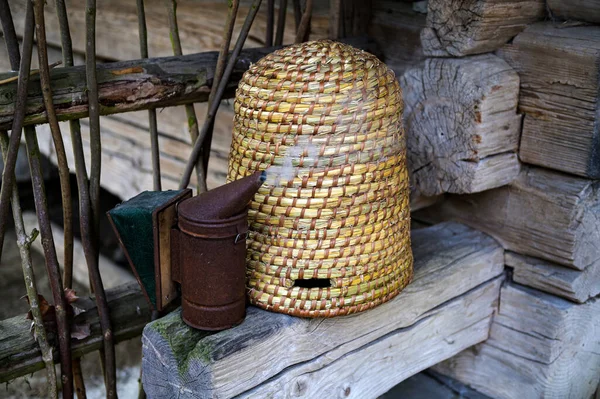 Geleneksel kubbe şeklinde örülmüş arı kovanları. Ders için kopya alanı olan geleneksel bir kubbeli arı kovanı. Saman kovanından yapılmış eski tip arı kovanı..