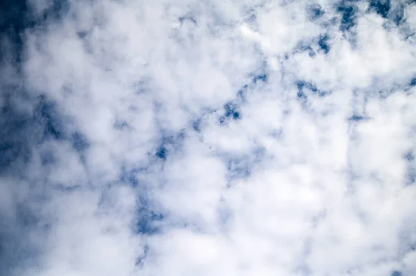 Promienie Jasnego Nieba Niebieskie Białymi Chmurami Ponury Żywy Krajobraz Cyjan — Zdjęcie stockowe