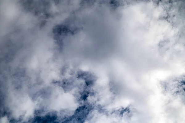Promienie Jasnego Nieba Niebieskie Białymi Chmurami Ponury Żywy Krajobraz Cyjan — Zdjęcie stockowe