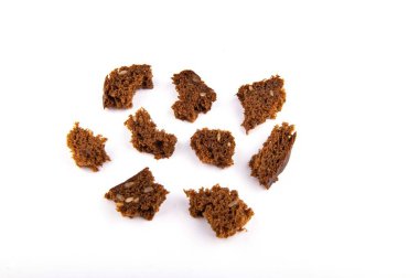 Çoklu taneli tostun parçaları ve kırıntıları. Yumuşak, siyah ekmek kırıntıları beyaz arka plan, üst görünüm.