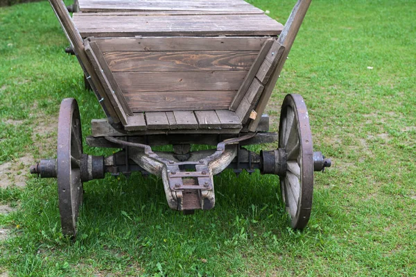 田舎の古い木のヴィンテージカート農場に大きな車輪を持つ古い木のカート 田舎の夏に古い木のカートを転がす — ストック写真