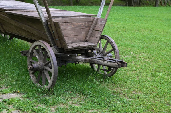 卢拉尔的老式木制古董车 农场里有一个大轮子的老式木制推车 乡村夏天滚动的旧木板车 — 图库照片