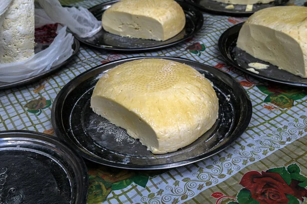 スライスされた丸い白い自家製チーズのトップビュー ヴィンテージ木製ボード上の伝統的なミルクククリーミー乳製品 ラスティックスタイル — ストック写真