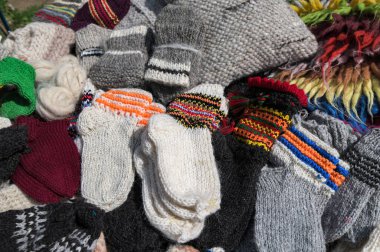 Örgü yün çorap, yün yün çorap sözcüsü, kışlık yün çorap. Çok renkli el farklı boyutlarda ve farklı renkte örülmüş, kışlık yün örülmüş çorap bekliyor.