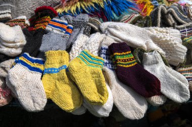 Örgü yün çorap, yün yün çorap sözcüsü, kışlık yün çorap. Çok renkli el farklı boyutlarda ve farklı renkte örülmüş, kışlık yün örülmüş çorap bekliyor.