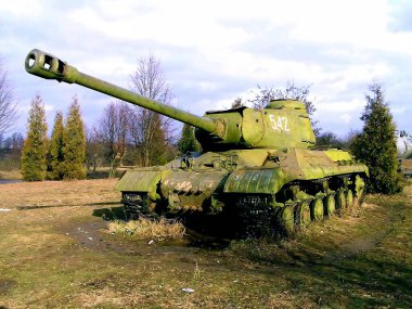 Eski Sovyet tankı T-34 yeşil çayırda park halinde..