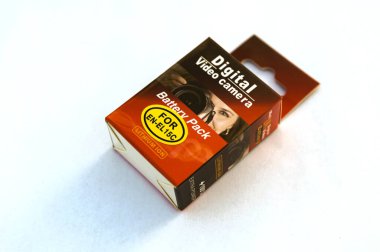 Lviv, Ukrayna. 25 Ekim 2023 Nikon kameraları için yeni şarj edilebilir pil. İzole edilmiş beyaz fon kamerasında DSLR için jenerik lityum piller..