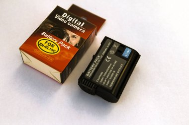 Lviv, Ukrayna. 25 Ekim 2023 Nikon kameraları için yeni şarj edilebilir pil. İzole edilmiş beyaz fon kamerasında DSLR için jenerik lityum piller..