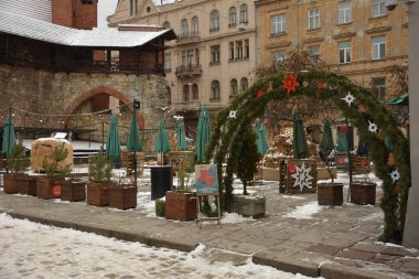 Lviv, Ukrayna. 7 Ocak 2023 Noel ve yeni yıl tatilleri için Lviv.Lviv 'de güneş ışığı altında sokak dekorasyonu. Sokaklarda bir sürü insan var..