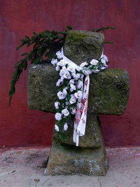 Terk edilmiş mezarlıkta antik taş haç. Eski, taş, mezar taşı haçı..