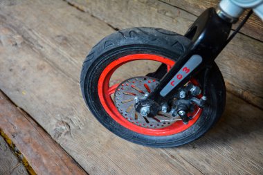 Lviv, Ukrayna. 12 Ağustos 2023. Modern çocuk bisikleti beyaz renkli. Aktif çocuk eğlencesi.