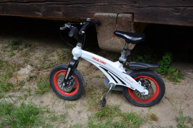 Lviv, Ukrayna. 12 Ağustos 2023. Modern çocuk bisikleti beyaz renkli. Aktif çocuk eğlencesi.