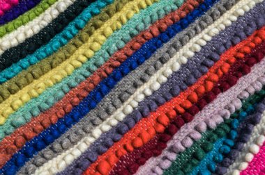 Tek renkli geometrik süslemeli Carpathian koyun yünü battaniyesi. El yapımı keçeli yün. Ukrayna yapımı. Kürk battaniyesi. Doku yakın plan. Carpathian geleneksel battaniyesi