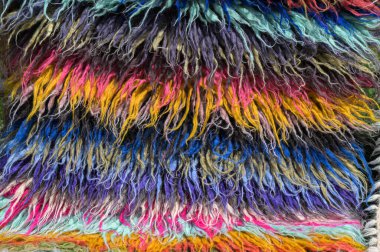 Tek renkli geometrik süslemeli Carpathian koyun yünü battaniyesi. El yapımı keçeli yün. Ukrayna yapımı. Kürk battaniyesi. Doku yakın plan. Carpathian geleneksel battaniyesi