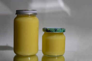 Ghee ya da kavanozdaki tereyağı. Kopyalama. Ghee yağı sağlıklı yağlıdır ve Hint yemeklerinin çoğunda yaygın bir yemek malzemesidir.