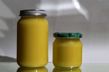 Ghee ya da kavanozdaki tereyağı. Kopyalama. Ghee yağı sağlıklı yağlıdır ve Hint yemeklerinin çoğunda yaygın bir yemek malzemesidir.