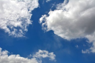 Mavi gökyüzü arkaplanlı beyaz bulut. Bulutlu açık mavi gökyüzü. Beyaz kabarık bulutlar üzerinde görülebilir.