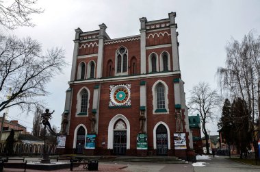 Rivne. Ukrayna. 16 Temmuz 2023. Eski Katolik kilisesindeki belediye organı. Tarihi binanın modern dekorasyonunun parçaları..