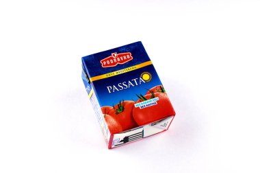 Lviv.Ukrayna. 11 Aralık 2023.1 konteynır domatesli. Domates sosu. Beyaz arkaplan. Tek kullanımlık porsiyonlu domates yapıştırıcısı..