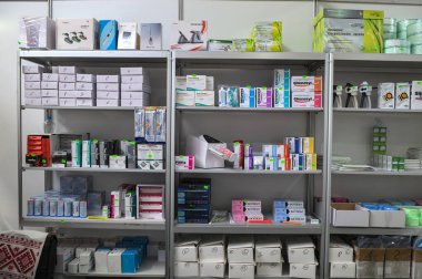 Lviv, Ukrayna. 4 Aralık 2023. Eczane raflarında çeşitli ilaç hapları ve şurup çeşitleri var. Bir diş eczanesinin vitrini..