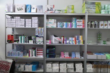 Lviv, Ukrayna. 4 Aralık 2023. Eczane raflarında çeşitli ilaç hapları ve şurup çeşitleri var. Bir diş eczanesinin vitrini..