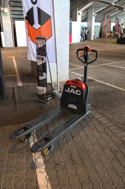 Lviv, Ukrayna, Aralık 2023. El paleti kamyonu depoda. Palet krikosu endüstriyel depoda. Hidrolik manuel el palet kamyon istifleyicisi, forklift trolü.