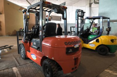 Lviv, Ukrayna. 10 Ocak 2024 Forklift yükleyici. Depodaki Palet Yük Kamyonu Ekipmanı.
