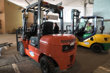 Lviv, Ukrayna. 10 Ocak 2024 Forklift yükleyici. Depodaki Palet Yük Kamyonu Ekipmanı.