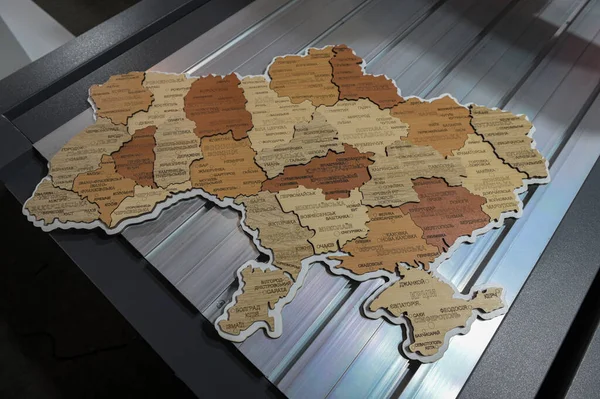 生き残った ウクライナ 2023 ウクライナの地図は マークされた地域や主要都市との合板から切り取られています パターンのためのレーザー燃焼技術 ロイヤリティフリーのストック写真