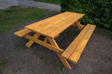 Portatif tezgahlı açık masa ahşaptan yapılmıştır. Yeni bir piknik masası..