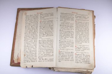 Lviv, Ukrayna. 16 Ocak 2024 'te antika kitaplar satın almak. Antika kitaplar ahşap bir masanın üzerine istiflenmiş. Eski kitapların restorasyonu. Yenilemeye ihtiyacı olan eski bir kitap..