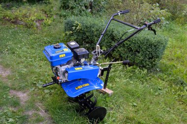 Lviv, Ukrayna. 17 Eylül 2023. Modern, güçlü bir Forte marka motorlu makine tarlaya hazırdır. Evde küçük ölçekli ekipman kullanımı.