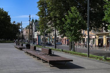 Lviv.Ukrayna. 24 Ağustos 2023. Özgürlük Bulvarı 'nda şehir merkezinde yaya alanı. Lviv.Lviv 'in tarihi mirası dünyaya açıktır..