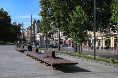 Lviv.Ukrayna. 24 Ağustos 2023. Özgürlük Bulvarı 'nda şehir merkezinde yaya alanı. Lviv.Lviv 'in tarihi mirası dünyaya açıktır..