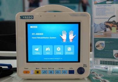 Lviv, Ukrayna. 22 Ocak 2024.Modern bir hastanede robotik kompleksin yardımıyla rehabilitasyon uygulamaları..