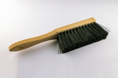 Temizlik için uzun saplı fırça. Aletler ev temizliği için çok uygun..