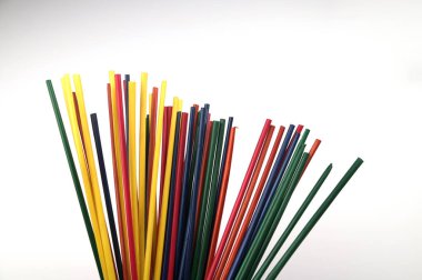 Parlak renklere boyanmış doğal çavdar demetleri el yapımı sanat ürünleri dokumak için hazırdır..