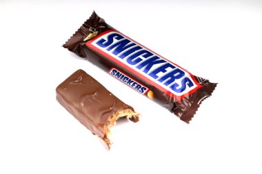 Kyiv, Ukrayna. 14 Şubat 2024 Çikolata ve kayıp bir ısırık. Çikolatanın sağlıklı versiyonu. Nikers dünyada en çok satan çikolata.